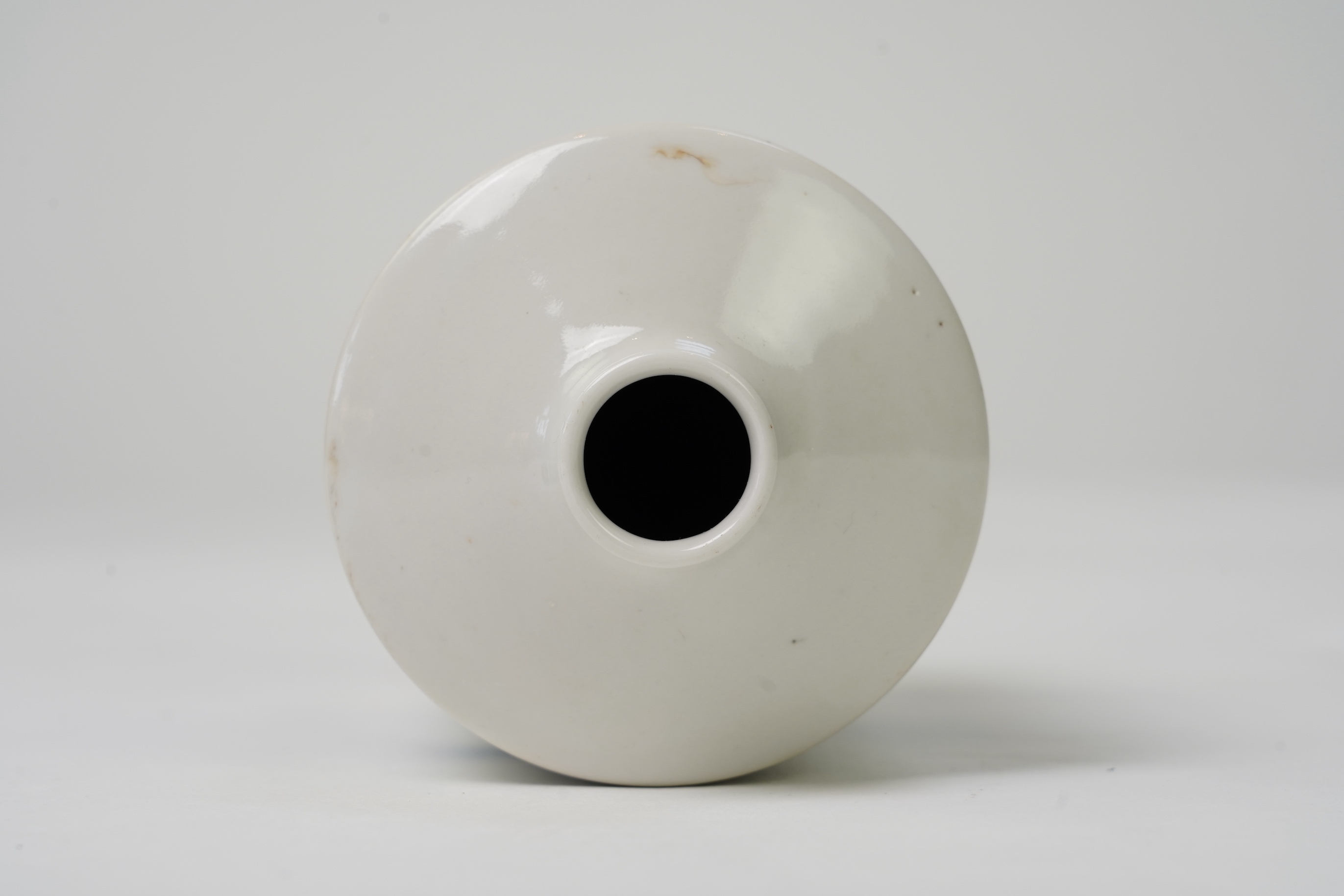 An unusual shape Chinese blue and white vase, 18th/19th century